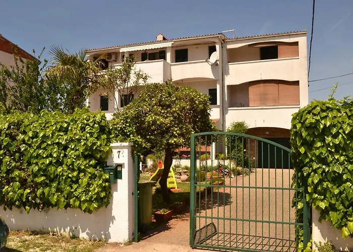 アパート Meri ザダル